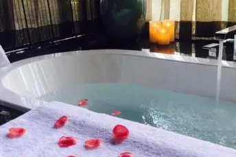 广州水疗池中的失重冥想：当身体学会漂浮